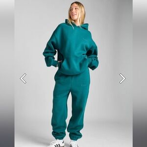 NWT Comfrt Minimalist sweatsuit in Alpine